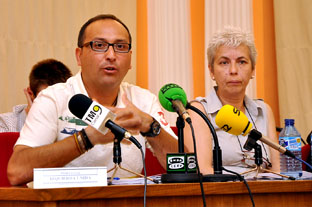 Los dos ediles de IU en Medina del Campo, Francisco Javier de la Rosa y Carmen Alonso, durante una intervención en un Pleno de la villa.