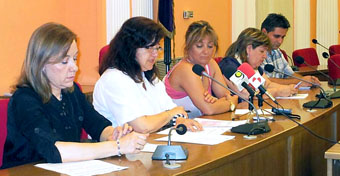La concejala Teresa Rebollo interviene durante el acto de la firma del acuerdo junto a la alcaldesa, Teresa López.