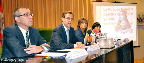 El director general de Turismo de la Junta de Castilla y León, Javier Ramírez Utrilla (2º izq.) interviene durante la presentación de la APP.