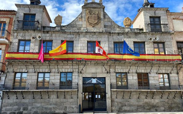 Las banderas ondean a media asta en el Ayuntamiento de Medina del Campo.