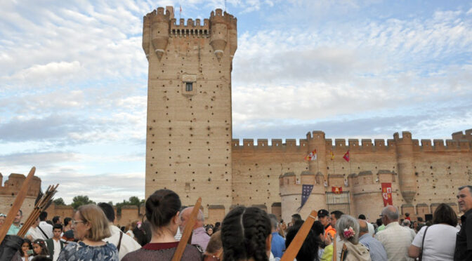 Vecinos y visitantes en el Castillo de La Mota durante la Semana Renacentista.