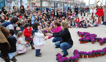 Padres y profesores ayudan a los niÃ±os a dibujar una paloma de flores.