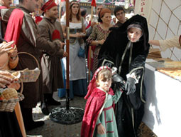 La reina Juana y su hija Catalina durante una visita a una pasada ediciÃ³n del Mercado Medieval de Tordesillas.