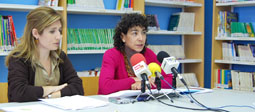 La concejala de Cultura, Silvia PÃ©rez (derecha) presenta la programaciÃ³n junto a la responsable de la boblioteca, Beatriz Guerra (izquierda).