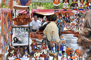 Expositores y visitantes en una pasada ediciÃ³n de la Feria de ArtesanÃ­a de Medina del Campo.