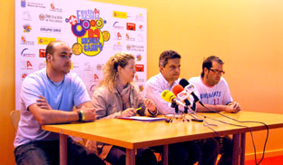 La concejala de Juventud, RocÃ­o Pariente, y el presidente de ASDE, Julio del Valle, durante la rueda de prensa.