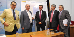 De izquierda a derecha el concejal de Urbanismo, el alcalde de la villa, el presidente ejecutivo de Gadisa, el delegado de la marca en Castilla y LeÃ³n y el responsable del proyecto.