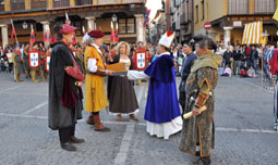 El 'corregidor' da la bienvenida al emisario del Papa Alejandro VI, el sÃ¡bado en Tordesillas.