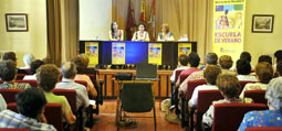 Participantes de la escuela de verano escuchan a Cantalapiedra, Serrano y Toledano ayer, en el Castillo de la Mota
