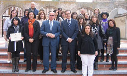 Foto de familia con autoridades, profesores y alumnas del curso.