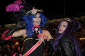 Dos drag queens posan ante la cÃ¡mara.