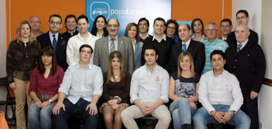 Foto de familia de los integrantes de la lista electoral del PP a los comicios del 22 de mayo