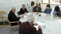 Un grupo de usuarios recibe atenciÃ³n en una de las salas del Centro de DÃ­a de Afamec