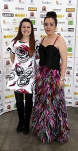 La presentadora Noelia Romo y Esther Noriega, diseÃ±adora de su traje de gala, posan en el 'photocall'