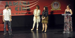 Josecho de Linares, Roel de Oro por 'Mi ojo derecho', junto a la alcaldesa de Medina del Campo, Teresa LÃ³pez, y la concejala de Cultura, Teresa Rebollo. A la dcha la presentadora de la Semana de Cine, Noelia Romo