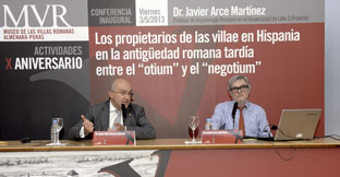 JesÃºs Julio Carnero (izq) y Javier Arce (dcha) durante la conferencia inaugural del X Aniversario del Museo de las Villas Romanas