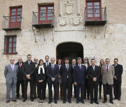 Las delegaciones de Tordesillas y Ouro Preto posan ante la fachada de las Casas del Tratado.