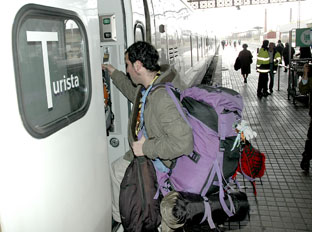 Un escultista sube al tren en la estaciÃ³n de Medina del Campo.