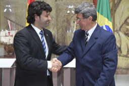 GonzÃ¡lez Poncela y Eustaquio Avellar se estrechan la mano tras la firma del protocolo.