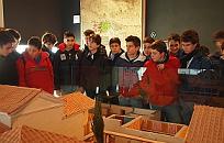 Un grupo de escolares visita el Museo de las Villas Romanas