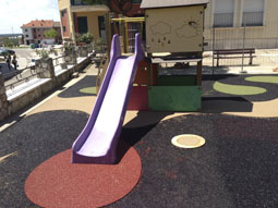 Parque infantil en el casco urbano de Tordesillas.