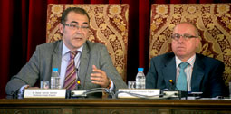 El portavoz del Grupo Popular, JesÃºs GarcÃ­a GalvÃ¡n y el vicepresidente de la DiputaciÃ³n durante el Pleno de hoy.