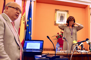 El secretario del Ayuntamiento de Medina del Campo, Miguel Ãngel MalagÃ³n (izq) durante el Pleno de Investidura de Teresa LÃ³pez (dcha)