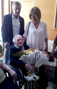 MarÃ­a Lorenza Alija posa con su ramo de flores junto a la alcaldesa y el edil independiente.
