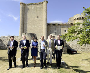 Miembros de la DiputaciÃ³n y creadores de la Ruta pasean por los alrededores del castillo de Villafuerte de Esgueva.