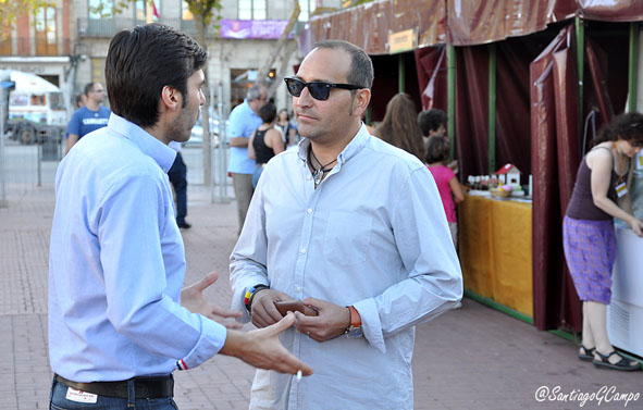 El concejal del PP Luis Carlos Salcedo y el de IU Javier de la Rosa departen en la Plaza Mayor de la villa.