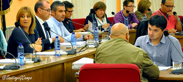 El interventor del Ayuntamiento de Medina del Campo, primero por la derecha, durante el pasado Pleno.