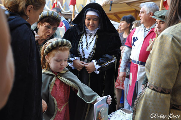 La reina Juana I de Castilla y su hija Catalina visitan a uno de los artesanos del Mercado Medieval.