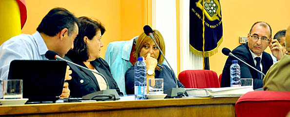La alcaldesa y el portavoz de Gobierno escuchan al concejal de Hacienda en el Pleno celebrado el luens.